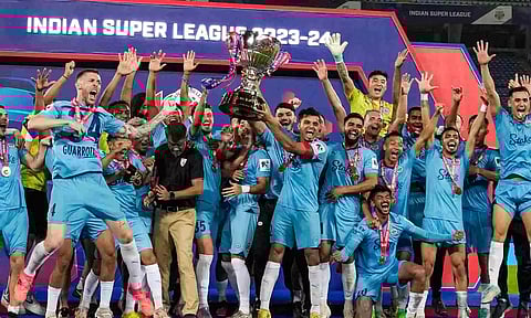 Mumbai City FC players with the trophy (PTI)