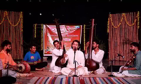 Girijashankar along with his students and music accompaniments- Madan Mohan on Violin and Sai Shankar on the Mridangam