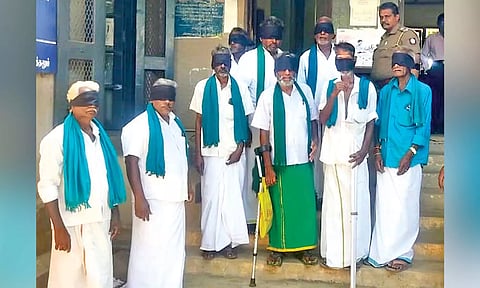 Farmers protesting by tying their eyes with black clothes in Thanjavur on Monday