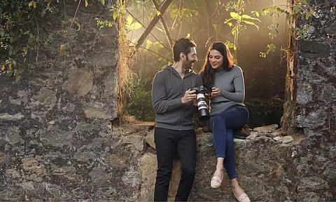 Still from Weapon movie (Vasanth Ravi, Tanya Hope)