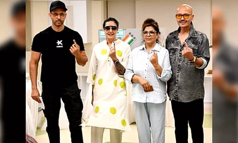 Hrithik , Rakesh, and Sunaina Roshan vote (IANS)