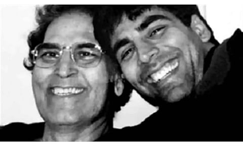 Akshay Kumar with his dad