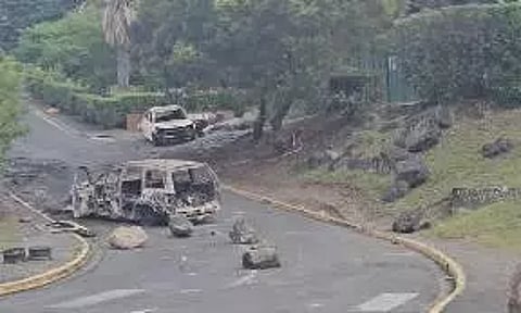 Burnt cars on road (Photo/Reuters)