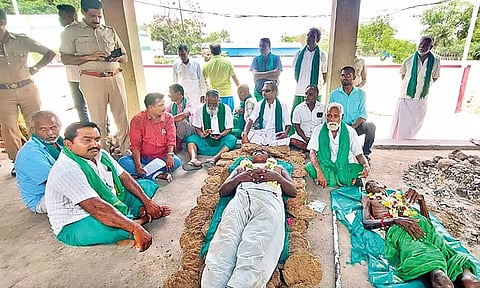 Farmers stage mock funeral in Tiruchy