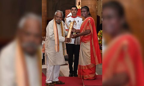 Maguni Charan Kuanr receiving Padma Shri ('X'/@rashtrapatibhvn)