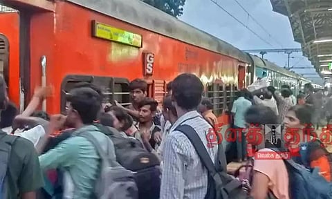 Heavy rush among students to get in train (Photo: Daily Thanthi)