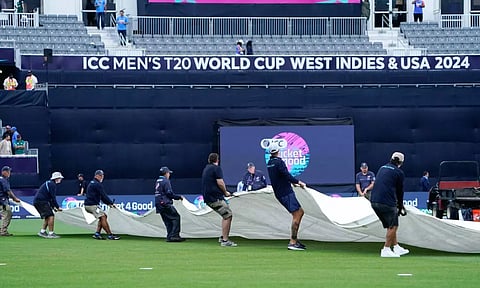 Match on pause due to wet outfield