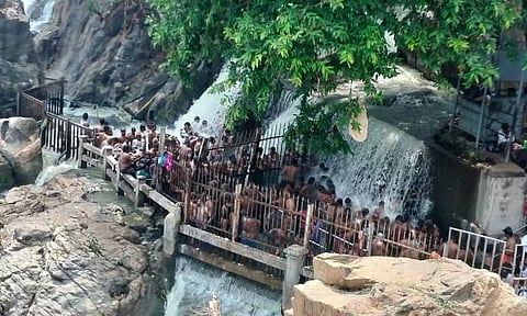 Tourists throng Hogenakkal falls in Dharmapuri