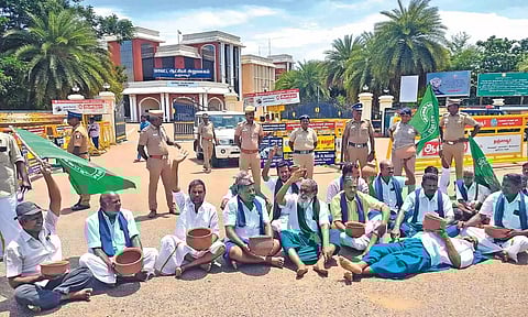 Farmers staging a protest in Thanjavur urging Karnataka to release water in Cauvery (File photo)