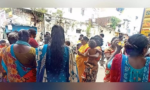 Residents around the Customs House on Jaffar Sarang Street resist enumeration process on Tuesday