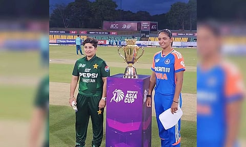  Nida Dar and Harmanpreet kaur pose with the trophy (Photo: X)