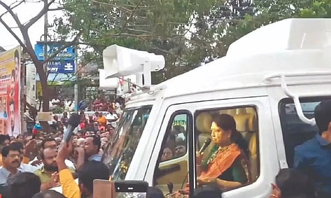 Sasikala in Tenkasi as part of ‘Ammavin Vazhiyil Makkal Payanam’