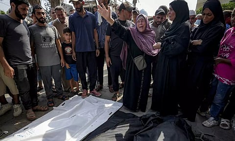 Palestinians mourn their relatives killed in Israel bombardment of Gaza Strip (Photo: AP)