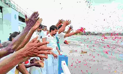 Delta farmers hand ceremonial welcome