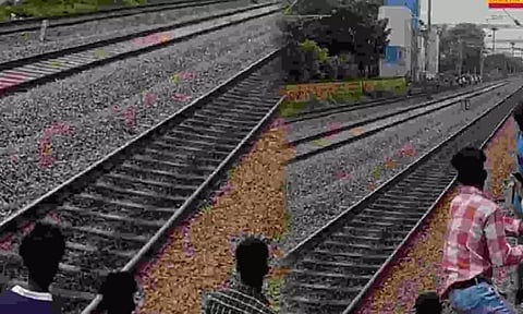 2 passengers injured as college students fight in train