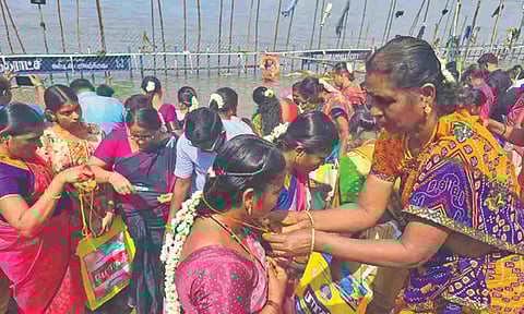 Newlyweds having a fresh beginning with new ‘thali’ at Aadi Perukku celebrations at Amma Mandapam bathing ghat on the banks of Cauvery in Tiruchy