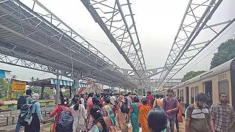 Crowd in Guduvanchery railway station 