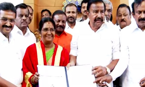 R Ranganayaki formally assumed office by taking the mayor's chair (Thanthi tv)