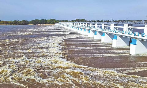 Water gushing through Upper Anaicut (Mukkombu) in Tiruchy