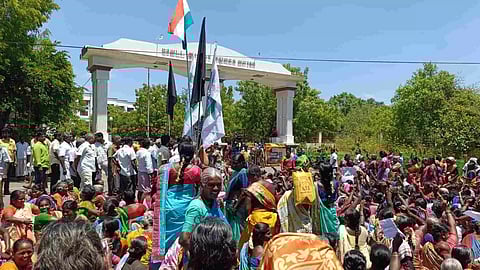 Villagers staging protest in front of Tiruchy Collectorate on Monday
