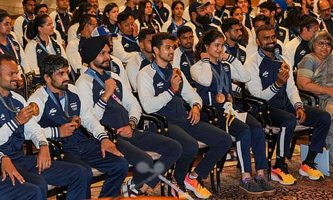 Olympic medal winning hockey player Harmanpreet Singh, weightlifter Mirabai Chanu and archer Dhiraj Bommadevara during a meeting with President Droupadi Murmu at the Rashtrapati Bhavan (PTI)
