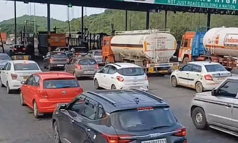 Traffic congestion at Paranur toll plaza (Dailythanthi)