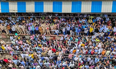 Police lathi-charge protesters at Badlapur railway station