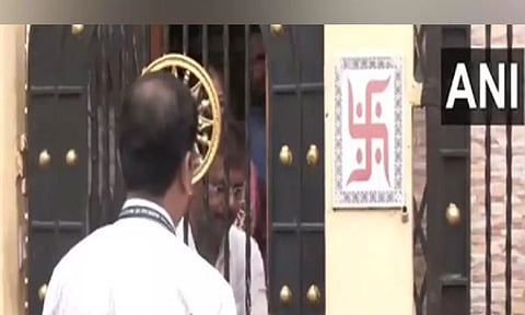 CBI team at Sandip Ghosh's residence in Kolkata (ANI)