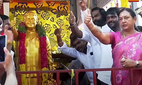 DMDK general secretary Premalatha Vijayakanth unveils late DMDK cheif Vijayakanth statue at Koyambedu party office (Dailythathi)