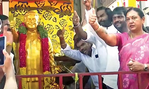 DMDK general secretary Premalatha unveiling late Vijayakant’s statue at Koyambedu office on Sunday