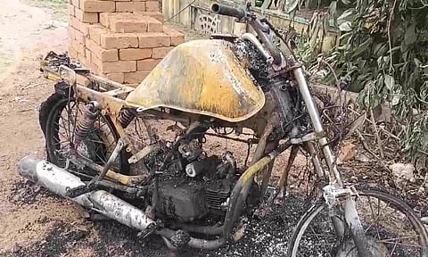 Bike caught fire after an electric wire accidentally slipped down from the pole (Daily Thanthi) 