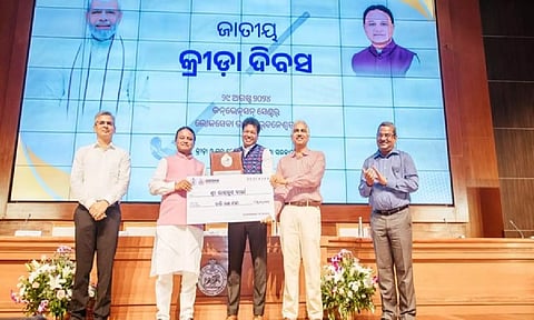 Former India hockey player Lazarus Barla receives 'Lifetime Achievement Award'