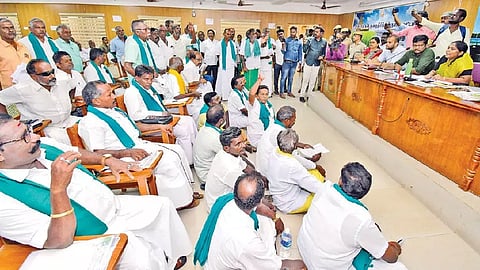 Farmers staging a protest during the grievances redressal meeting in Thanjavur on Friday