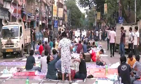 Kolkata junior doctors continue their protest in Lalbazaar (ANI)