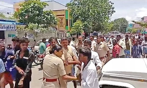 DSP Gayathri being manhandled by the mob in Aruppukkottai on Tuesday