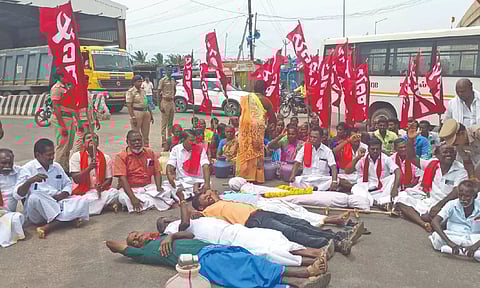 Villagers staging a protest in Sengipatti Main Road on Wednesday