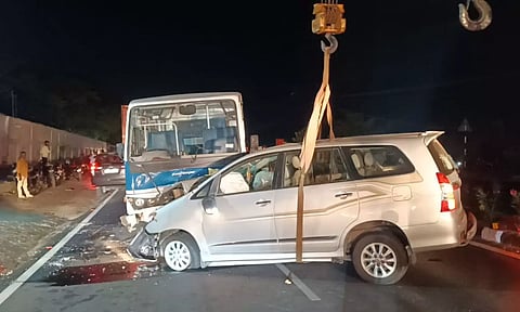 Car and van colliding with each in Palladam (Daily Thanthi)