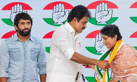  AICC General Secretary KC Venugopal with wrestlers Vinesh Phogat and Bajrang Punia during a press conference after joining the Congress party at the party headquarters (PTI)