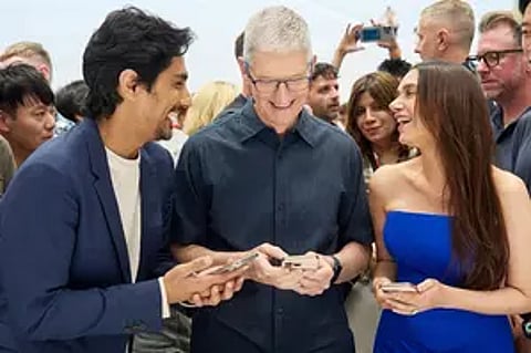  Aditi Rao Hydari and Siddharth with Apple CEO Tim Cook (IANS)