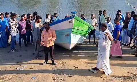 Visual of co-fishermen managed to rescue those fishermen who were stuck in the middle of the sea for an hour and brought them to the shore.
