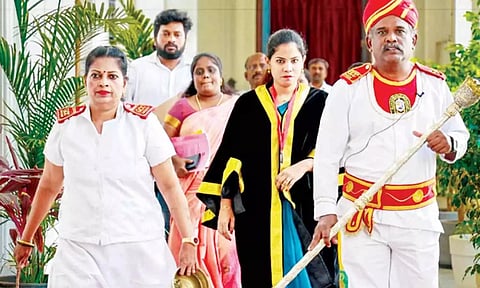 Mayor Priya with GCC dafadar (Maalaimalar)