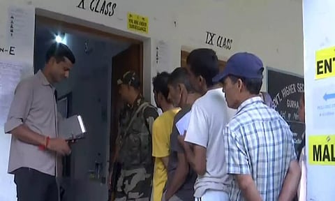 Vote queue up to cate their vote in Samba