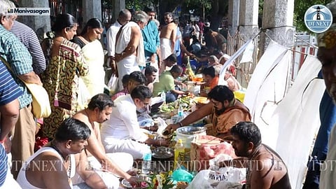 On the occasion of Mahalaya Ammavasya people gathered at Mylapore Kapaleeswarar Temple pond to perform rituals