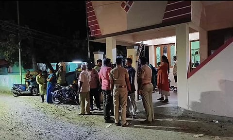 Police cfficers, accompanied by fingerprint experts, conducted an investigation 