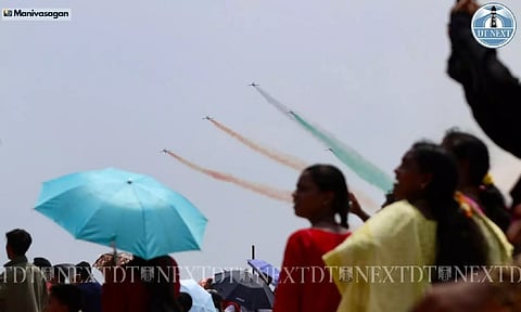 People gathered in Marina Beach to see the rehearsals of the air show (Manivasagan) 