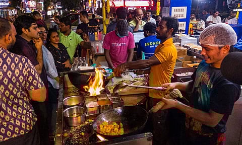 People on the streets of Anna Nagar relishing delicious food (Hemanathan M)