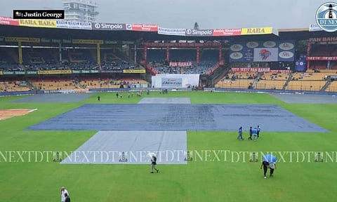 Mild drizzle delays the match at Chinnaswamy Stadium in Bengaluru (Justin George)