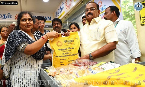 Minister Sakkarapani launches a Deepavali kit at Gopalapuram fair price shop (Hemanathan M)