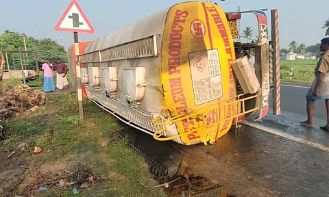 Diesel tanker overturns in Tiruvannamalai; locals rush in as 20,000 litres of fuel leaks