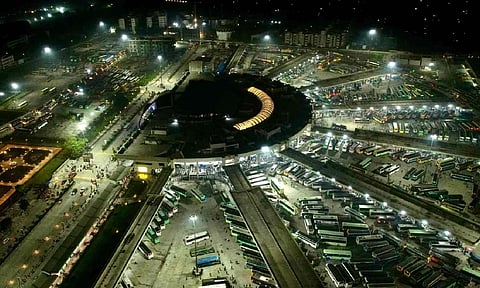 People throng Kilambakkam Bus Terminus ahead of Deepavali (Photo: J Yuvaraj)